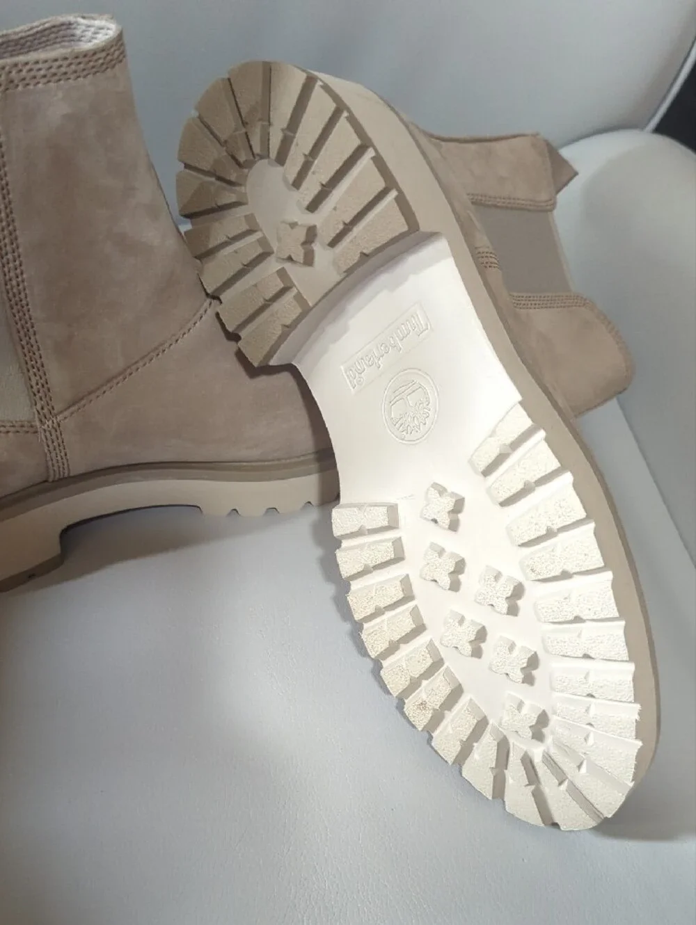 Timberland Women's Suede Chelsea Lug Boots in Light Beige - Picture 3 of 6